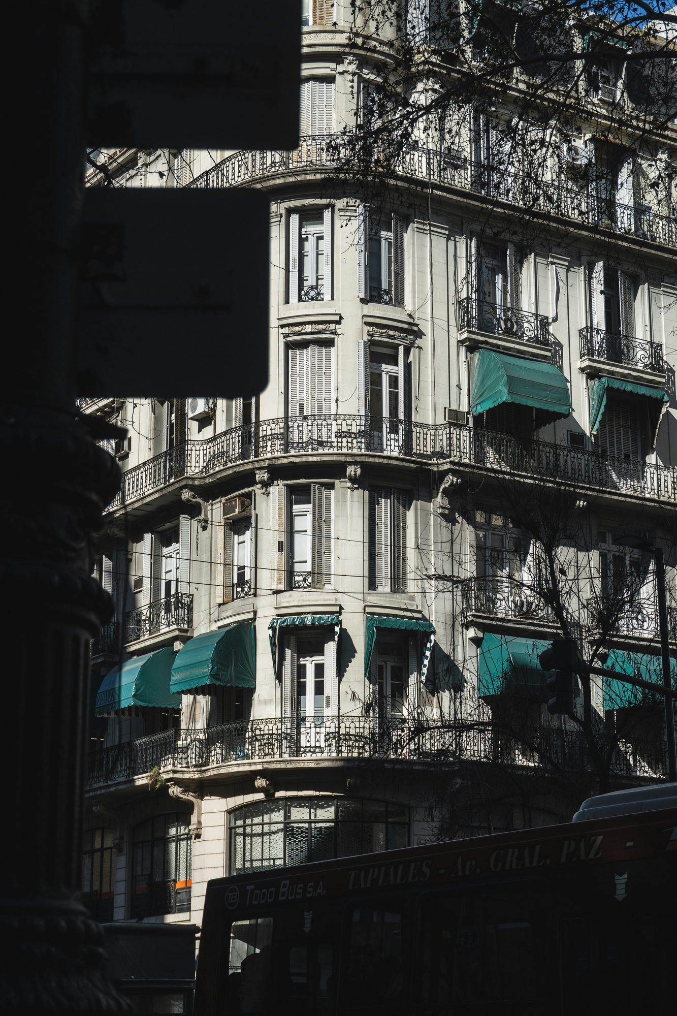 Edificio antiguo en esquina en Buenos Aires, a contraluz
