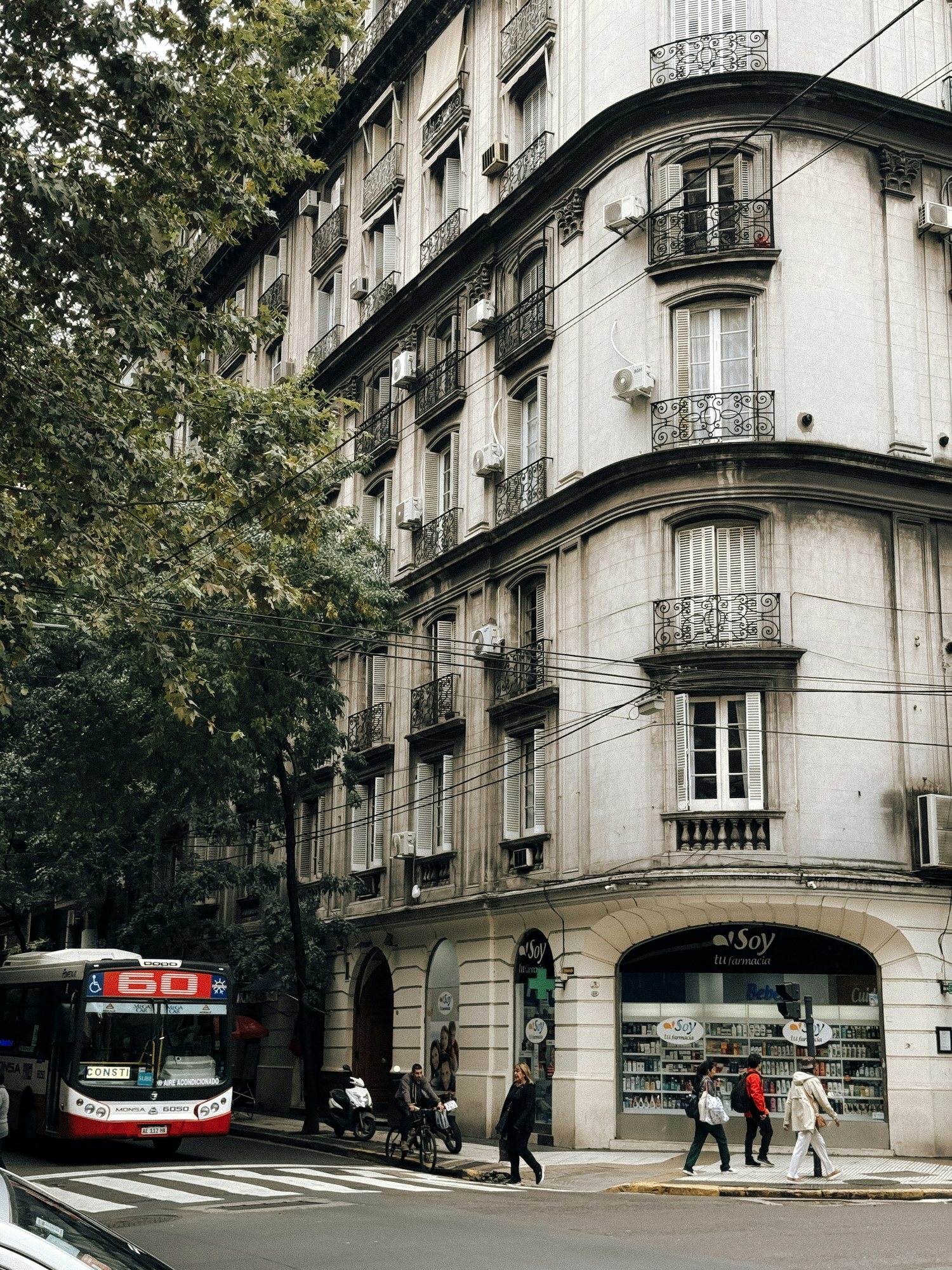 Edificio en esquina sobre una avenida de Buenos Aires