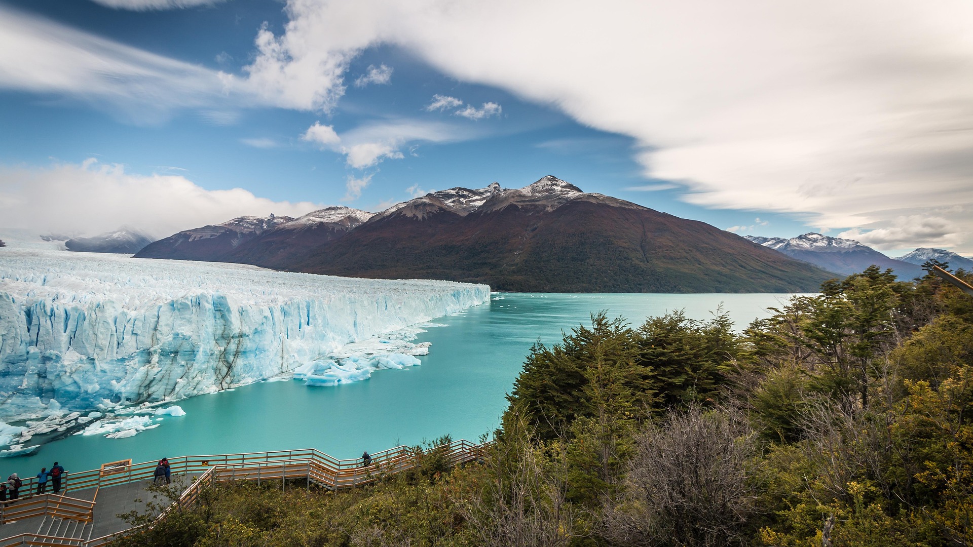 Glaciar Perito Moreno con un lago glaciar turquesa en la Patagonia