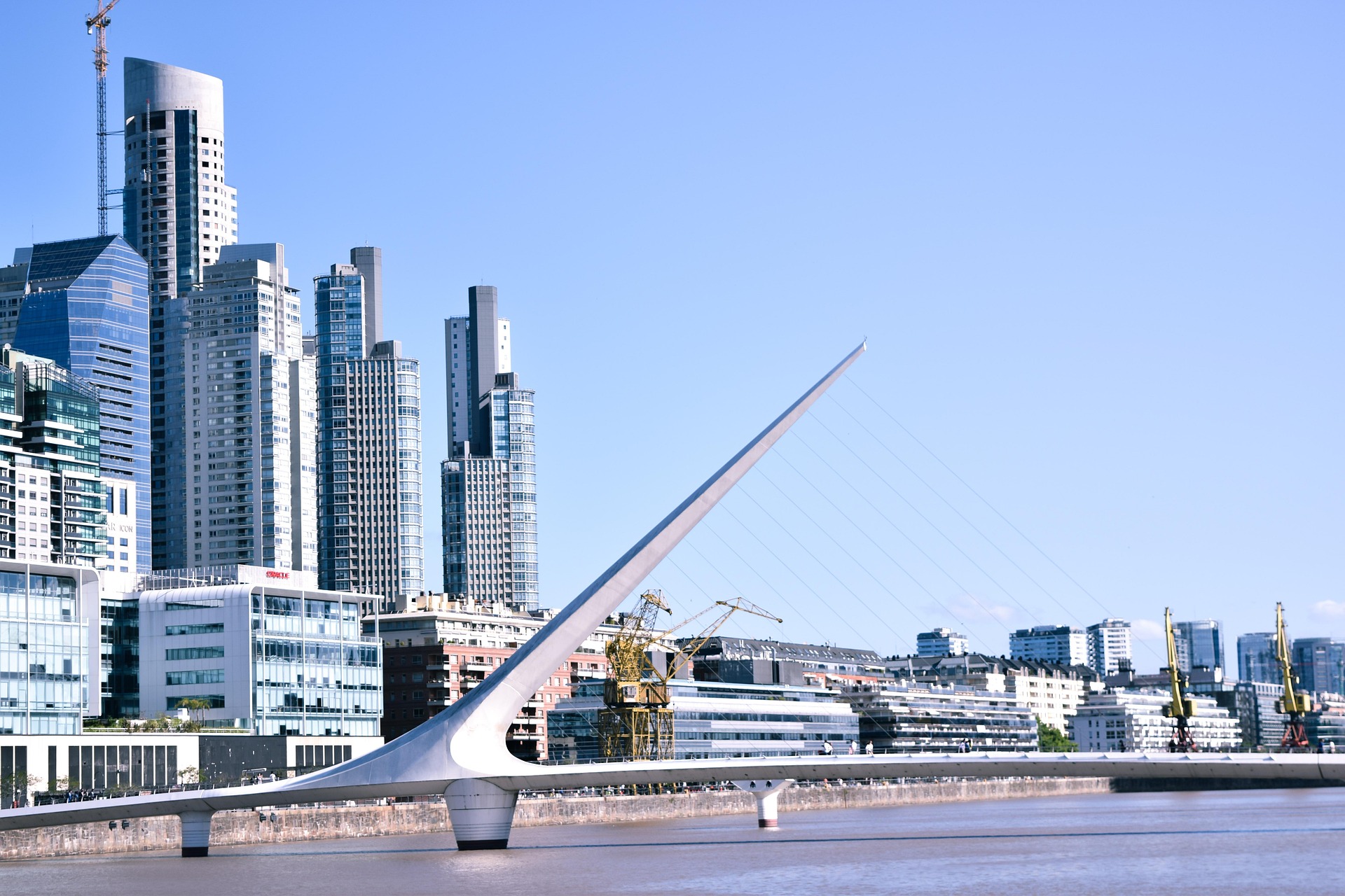Puente de la Mujer frente al skyline de Puerto Madero